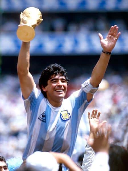 Diego Maradona: 91 lần ra sân. "Cậu bé vàng" đã đưa Albicelestes đến với chức vô địch World Cup 1986 và ngôi á quân tại World Cup 1990. 